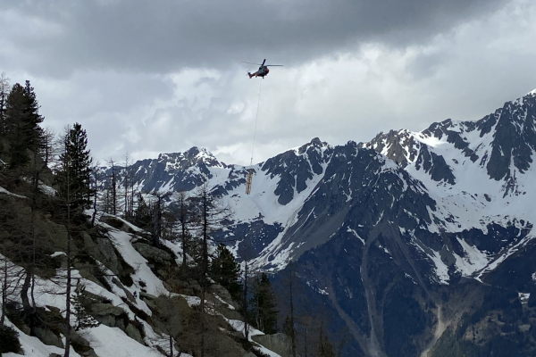 MTW-News--Potain-MDT-109-cranes-assembled-by-helicopter-on-French-glacier-02.jpg