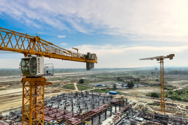 Five-Potain-cranes-chosen-for-Indias-groundbreaking-new-airport-03.jpg