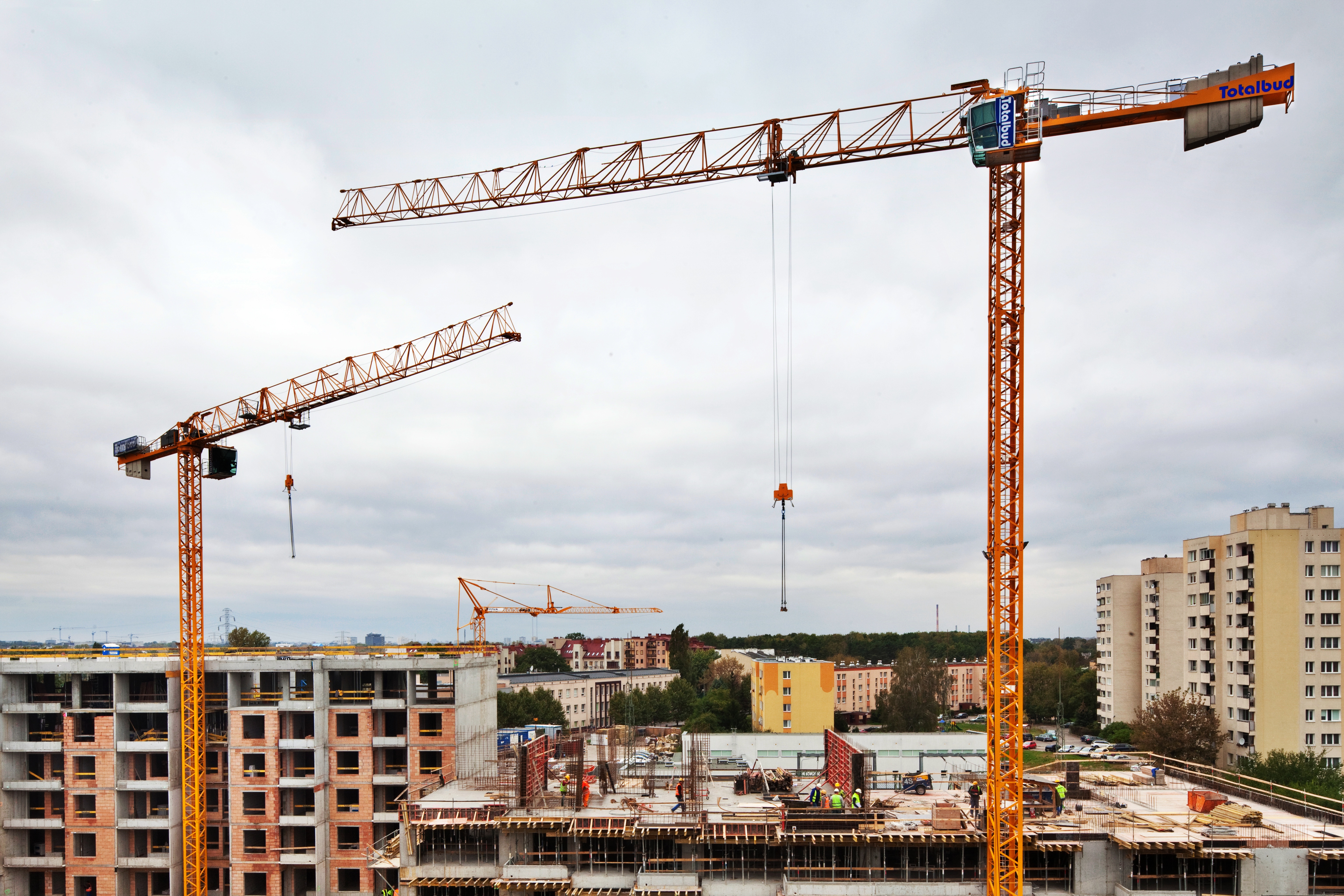Three-Potain-cranes-keep-Warsaw-apartment-block-project-on-schedule-01.jpg
