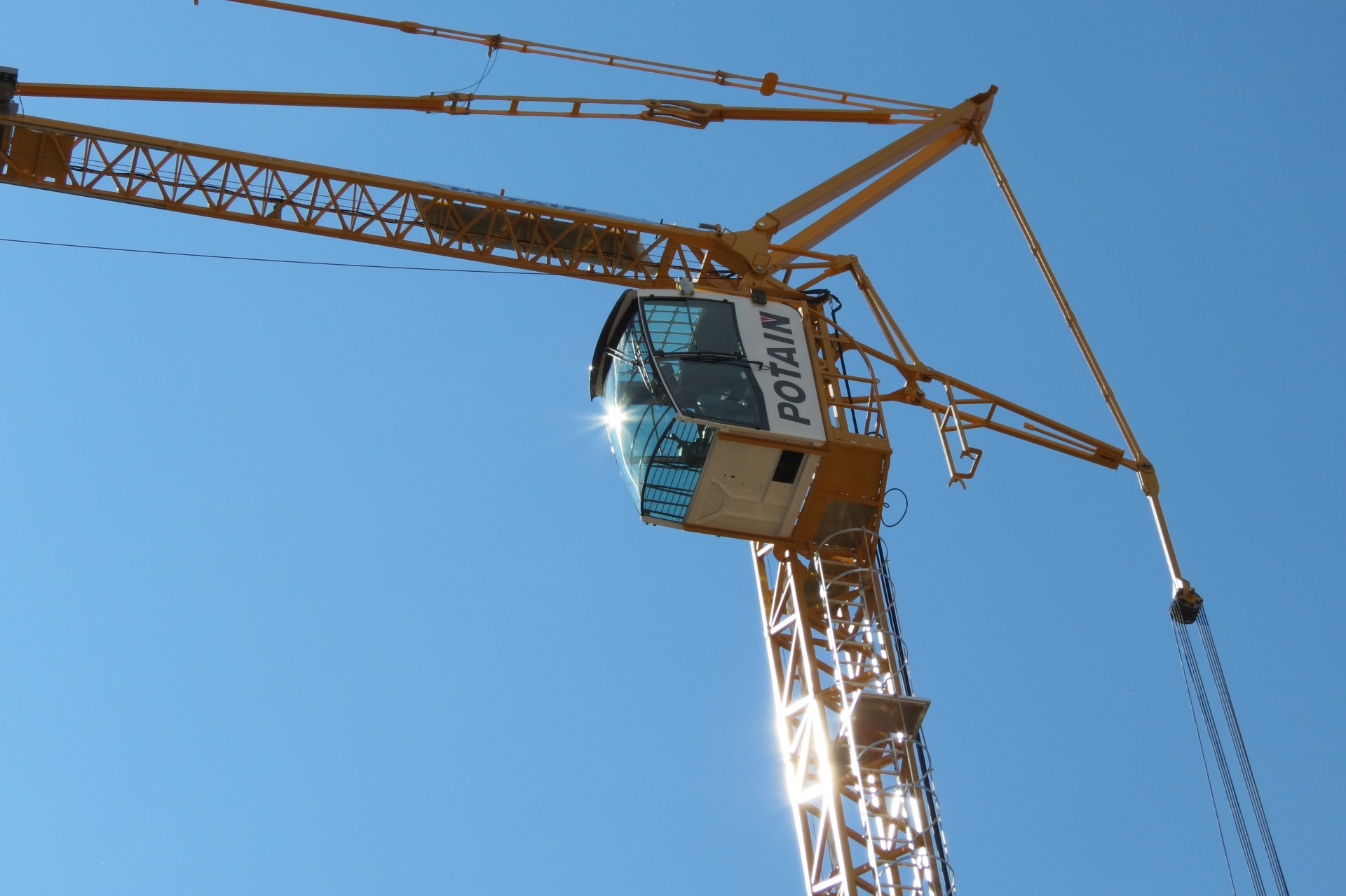 Potain-introduces-the-new-Igo-T-99-self-erecting-crane-with-improved-reach-and-capacity-from-a-compact-footprint-4.jpg