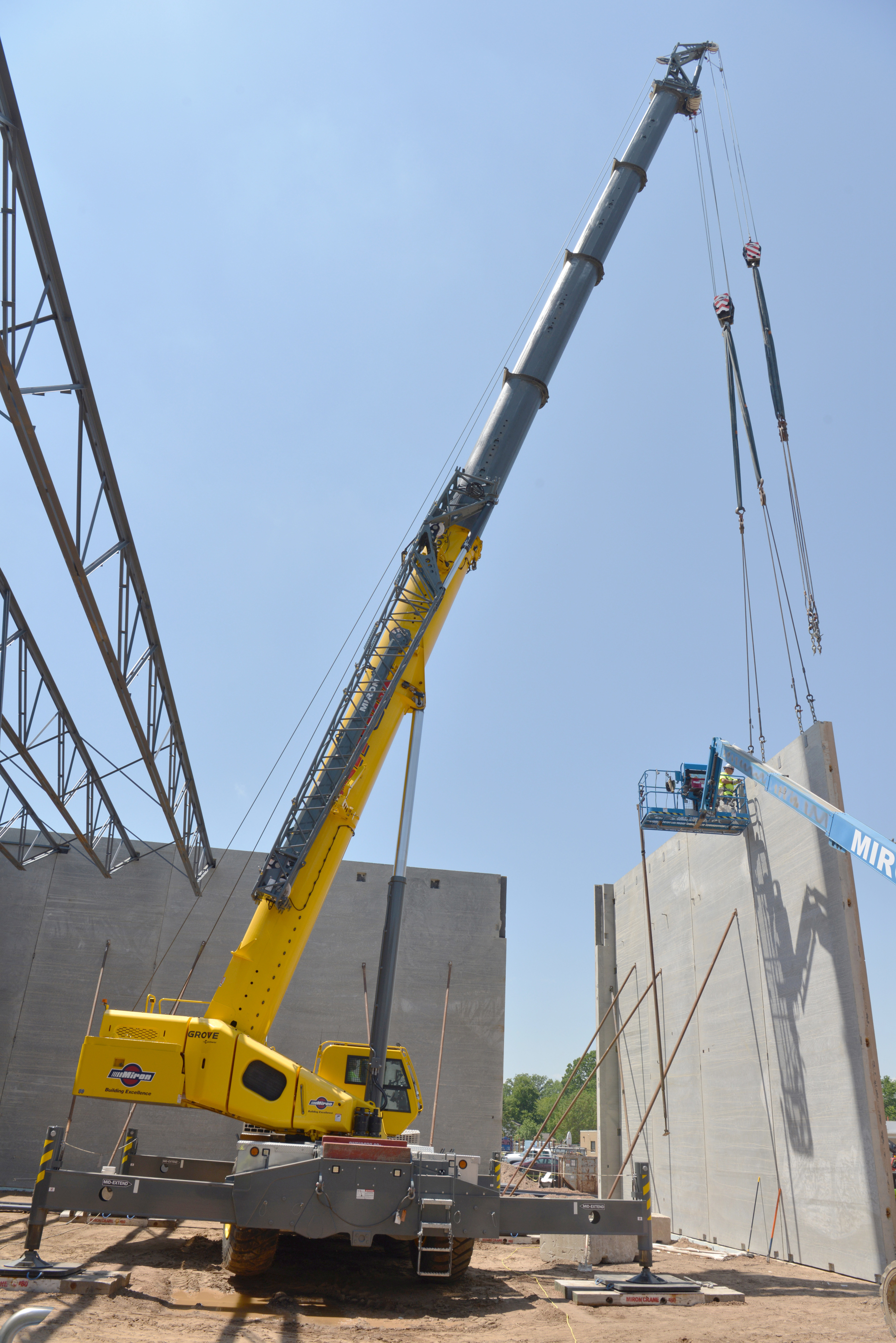 Grove's new heavy-duty jib equips GRT9165 rough-terrain crane for