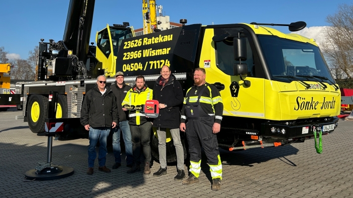 Compact-roadable-ready-Grove-GMK4080L-gives-Sonke-Jordt-taxi-crane-flexibility-01.jpg