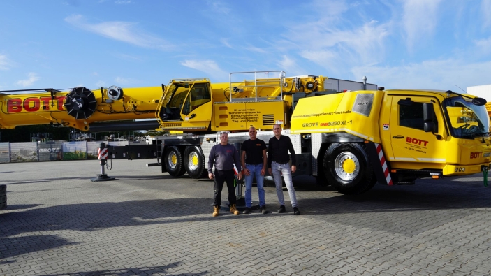 Bott-Group-welcomes-its-30th-Grove-Mobile-Crane--A-GMK5250XL-1-joins-the-fleet-01.jpg