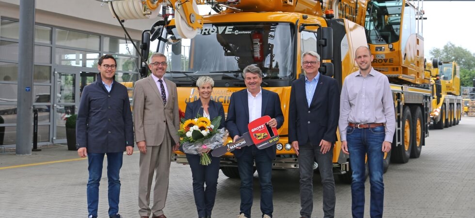 Manitowoc-delivers-landmark-Grove-GMK4100L-1-at-special-ceremony-1.jpg