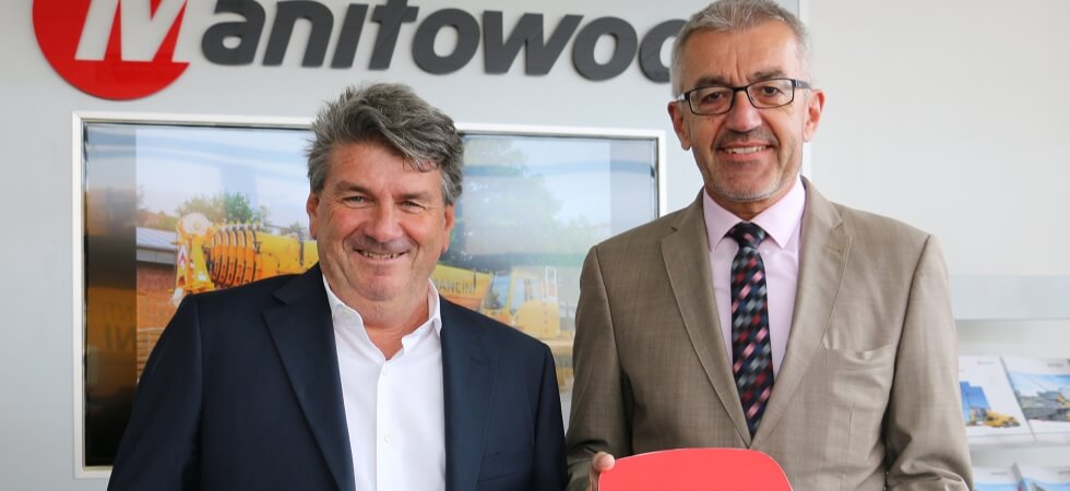 Manitowoc-delivers-landmark-Grove-GMK4100L-1-at-special-ceremony-2.jpg