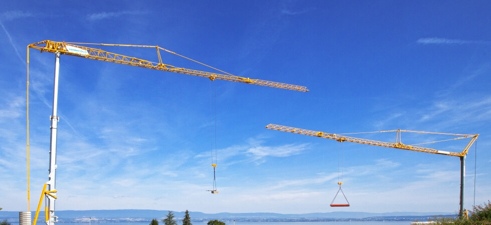 Pair_of_Potain_self-erecting_cranes_build_villas_on_Lake_Geneva.jpg