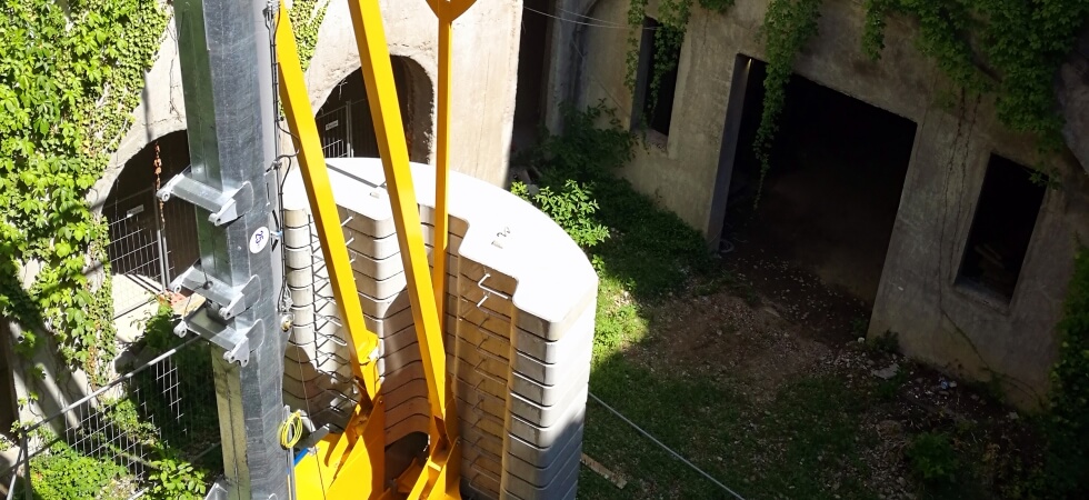 Potain_Igo_50_renovates_Mona_Lisa_resting_place.jpg