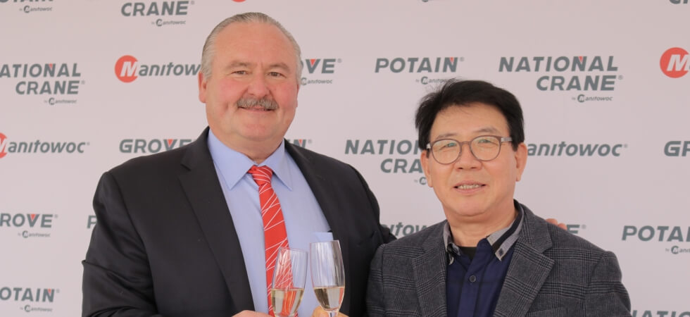 Manitowoc-and-Shinwoo-Development-Co.-celebrate-their-partnership-at-bauma-2019.JPG