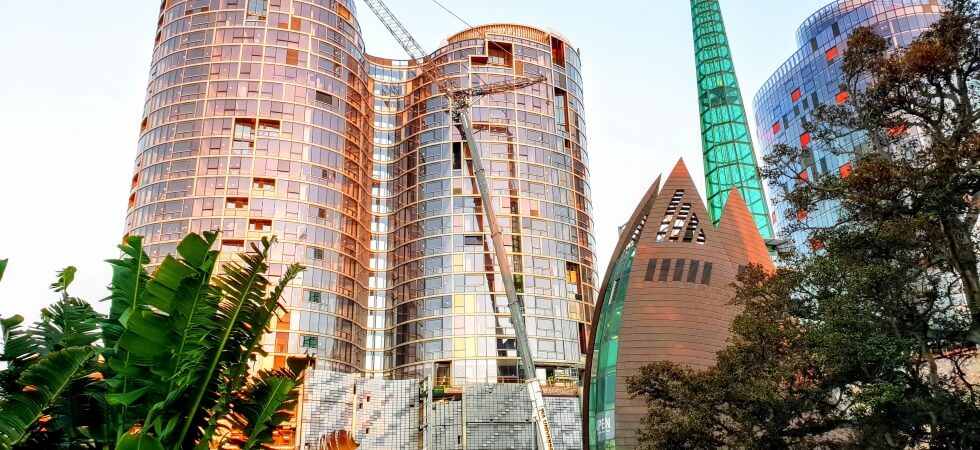 WA-Universal-Rigging-Cranes-chooses-Grove-GMK6400-for-Perth-hotel-work.jpg