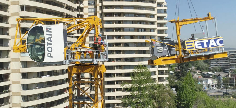 South-American-company-Gruas-y-Equipos-Cruz-del-Sur-overcomes-space-restricted-urban-jobs-with-Potain-MCH-125-1.jpg