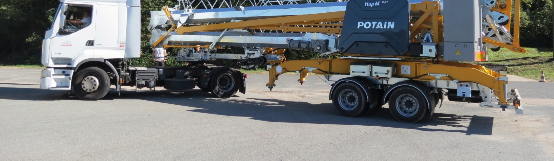 Drei deutsche Manitowoc-Vertriebspartner zeigen auf der Dach + Holz  International 2020 gemeinsam den neuen Potain Hup M 28-22 mit einer  Transportachse von 80 km/h