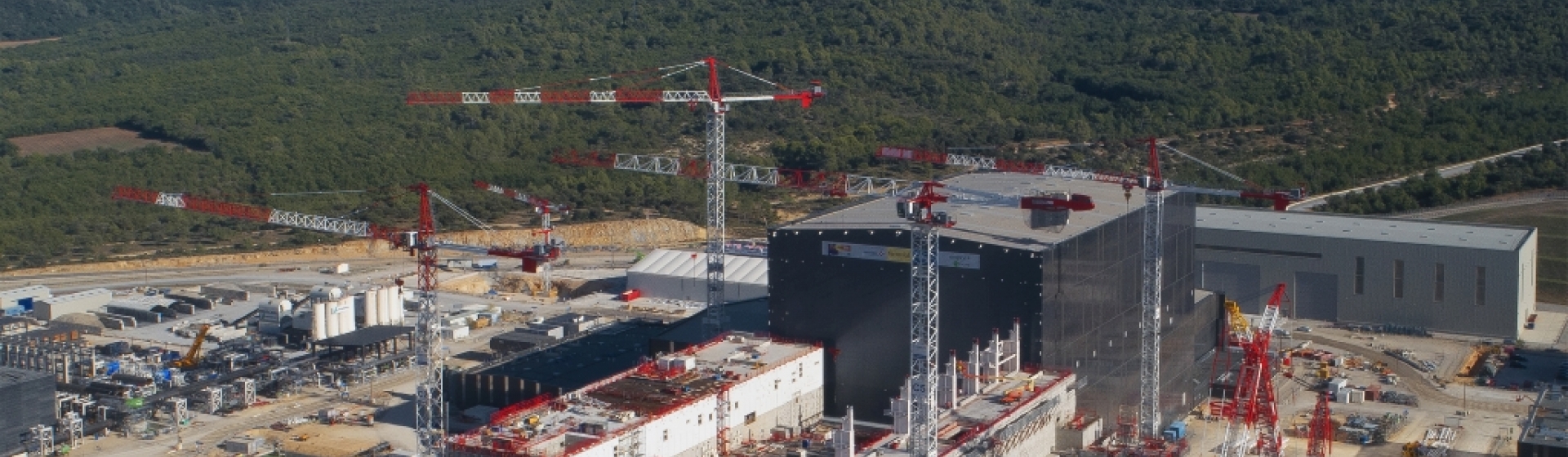 The Potain MDT 368, MD 560, MD 610 and MD 485 on the job to complete the main building after dismantling the MDT 308 in the central Bioshield.