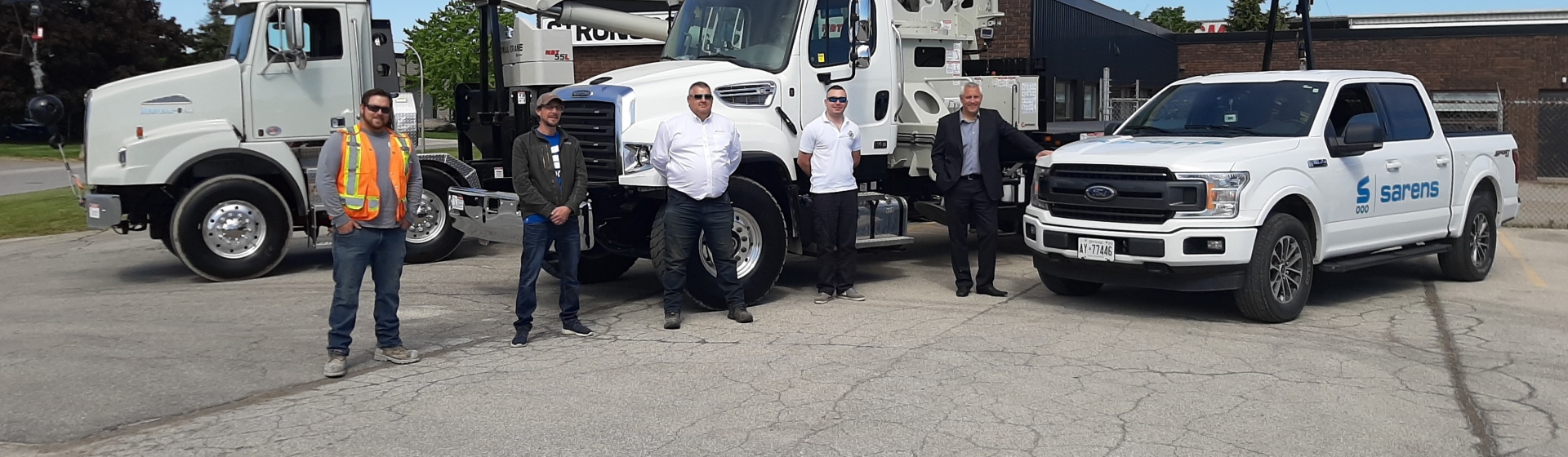 Sarens Canada’s Operator John Burnie, Branch Manager Ontario Luke Goodfellow, supervisors Allan Whittington and Patrick McMonagle and Country Manager Lee Rowe. Sarens-Canada-strengthens-its-fleet-with-three-new-National-Crane-boom-trucks-supplied-by-Strongco-1.jpg