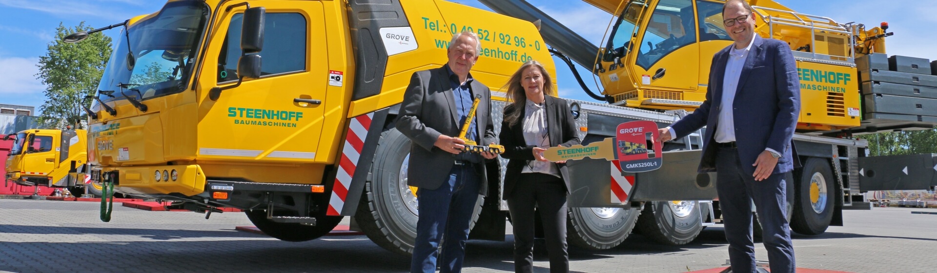 Martin and Christa Steenhoff der Steenhoff GmbH & Co. KG, zusammen mit Holger Haber, Gebietsverkaufsleiter für Grove Mobilkrane in Nord-Deutschland und Skandinavien.