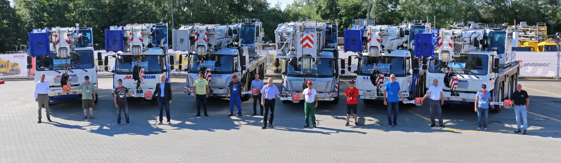 Feierliche Übergabe der ersten sechs von insgesamt 17 neuen Grove GMKs an die Kranfahrer und Mitarbeiter der MAXIKraft Gruppe im Manitowoc Werk in Wilhelmshaven. 17-new-Grove-all-terrain-cranes-for-MAXIKraft-Group-01.jpg