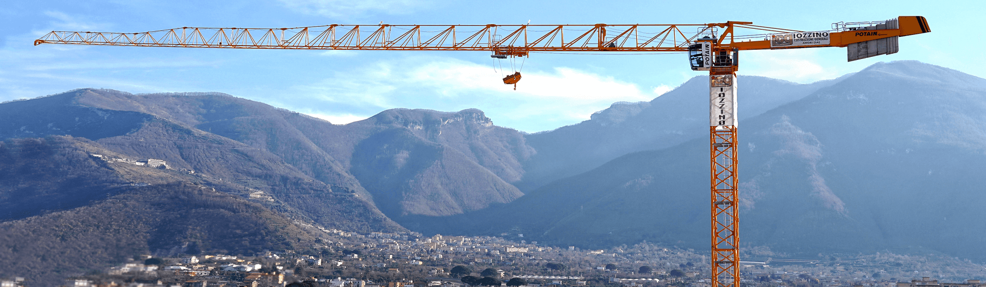 Largest-Grove-all-terrain-crane-assembles-Potain-tower-crane-for-roof-repairs-at-Italian-tomato-processing-plant-01.png