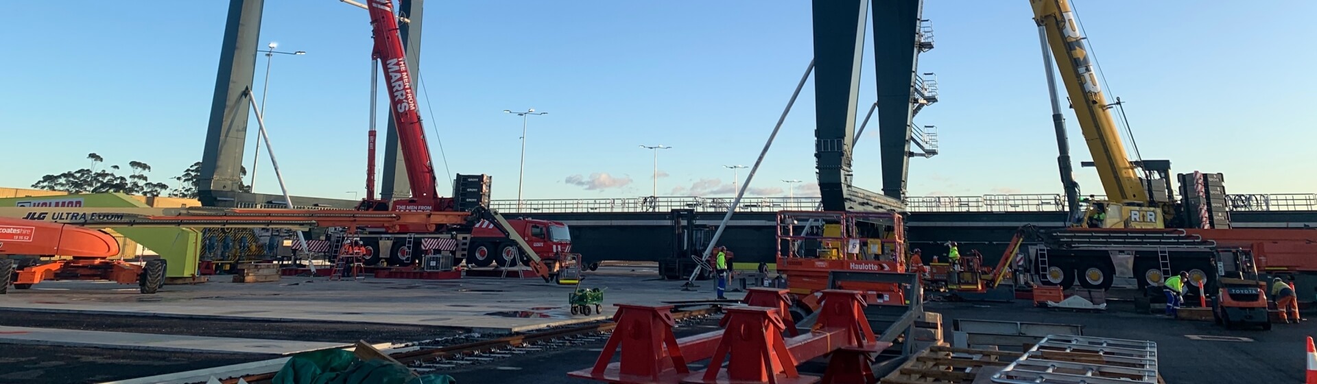 Two Grove GMK6400 cranes support Sydney intermodal terminal construction (Picture 1) Two-Grove-GMK6400-cranes-support-Sydney-intermodal-terminal-construction-01.jpg