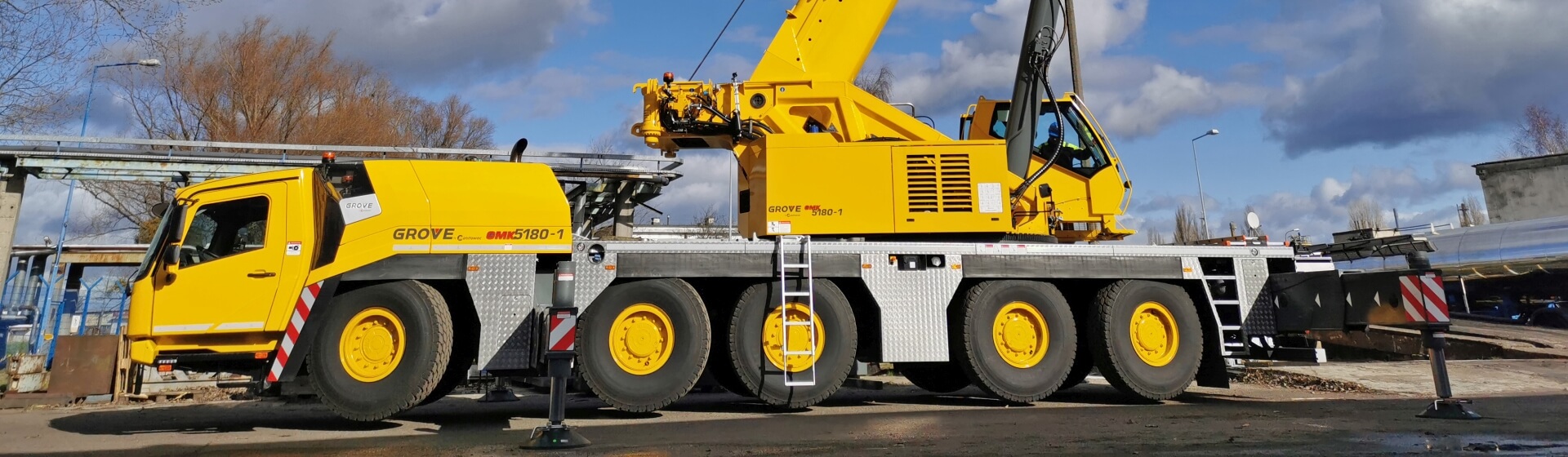 The GMK5180-1 has a nominal load capacity of 180 t, 64 m of boom and a total tip height of 101 m. New-Grove-GMK5180-1-crane-deployed-for-modernization-works-at-Polish-oil-refinery-1.jpg