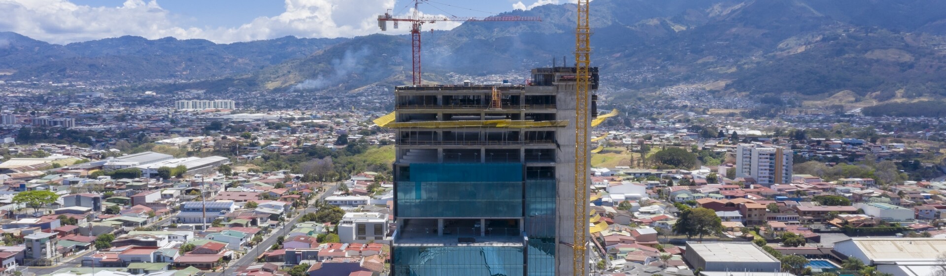Grua Potain MCT 205 constrói um dos edifícios mais modernos da Costa Rica (1) Pair-of-Potain-tower-cranes-erect-one-of-the-most-advanced-buildings-in-Costa-Rica-01.jpg