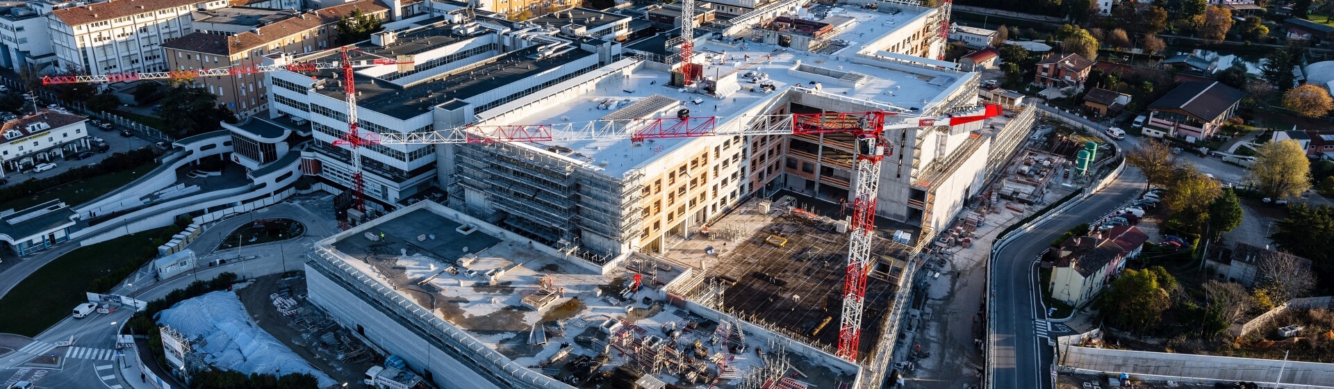 Trio-of-Potain-cranes-construct-hospital-of-the-future-in-Treviso-Italy-1.jpg