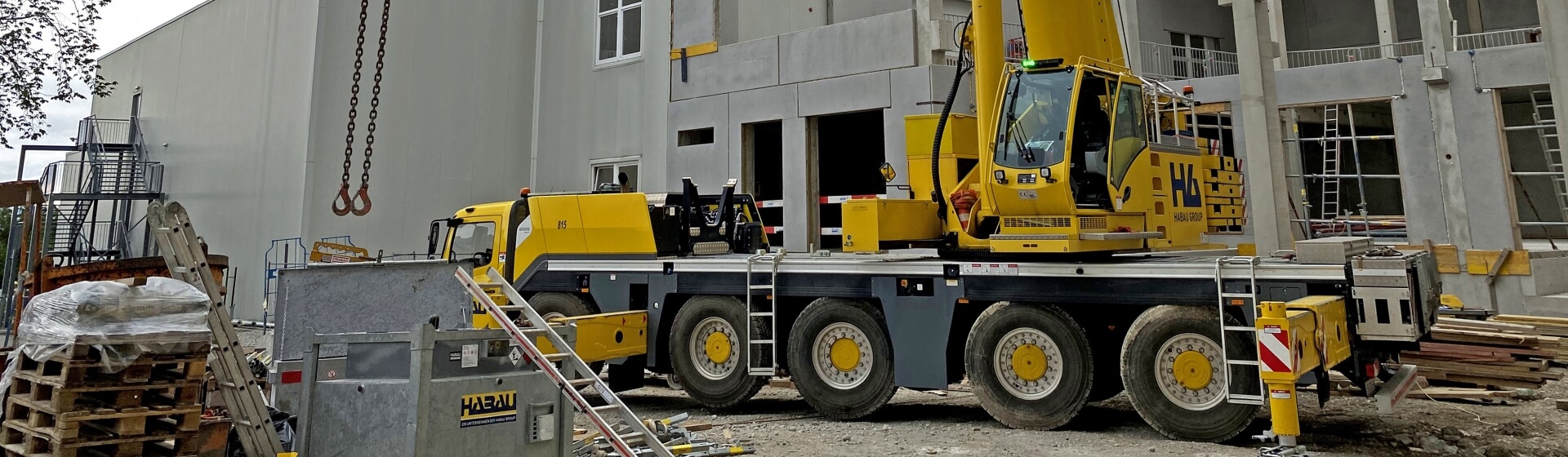Grove GMK5150L von HABAU auf einer Baustelle in Österreich beim Einheben von Stützen, Trägern sowie Wand- und Deckenelementen im Jahr 2020. Grove-GMK5150L-proves-a-reliable-allrounder-for-Austrian-company-HABAU-since-2018-2.jpg