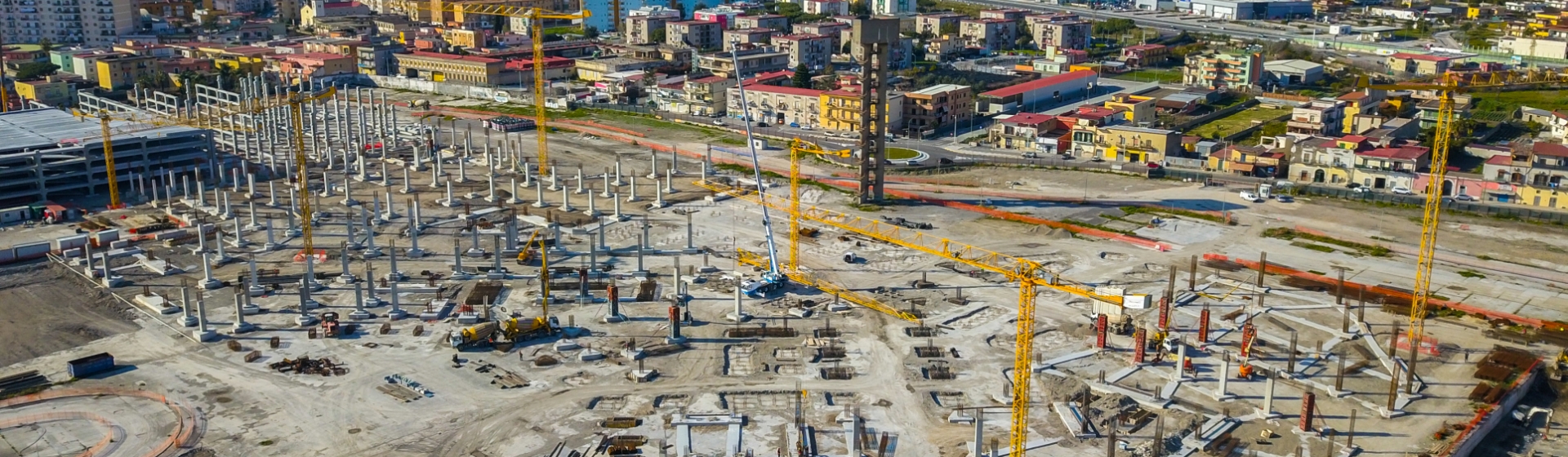 Cranes working on the Maximall Pompeii site with Mount Vesuvius in the background. Potain-MCT-88-and-MDT-189-cranes-construct-Maximall-Pompeii-tourist-hub-in-Italy1.jpg