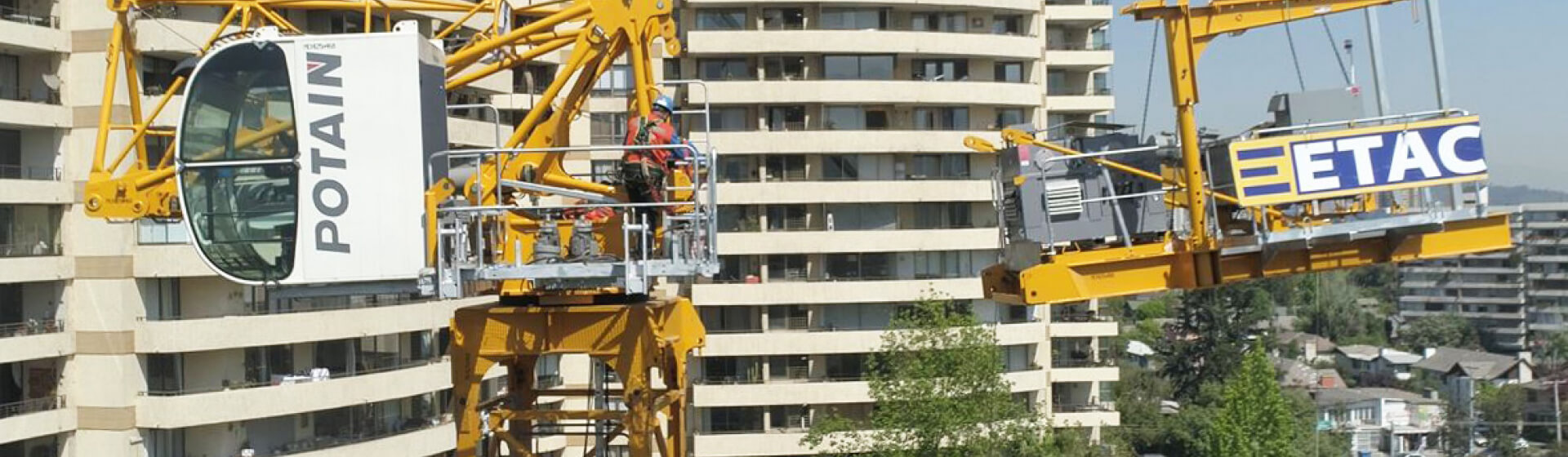 South-American-company-Gruas-y-Equipos-Cruz-del-Sur-overcomes-space-restricted-urban-jobs-with-Potain-MCH-125-1.jpg