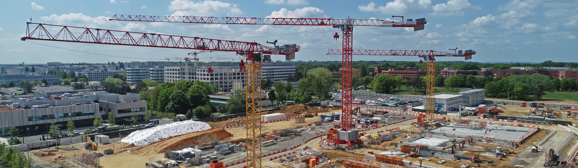 Des grues Potain de forte capacité au travail sur un projet de construction de Data Center en région parisienne (Photo 1)