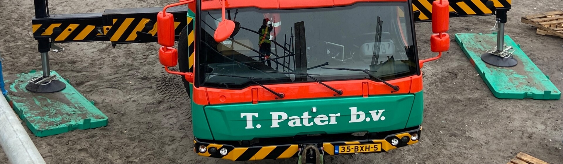 Pater’s newest 150 t Grove GMK5150XL all-terrain crane on site in the village of Tienhoven, the Netherlands. Dutch-crane-company-goes-XL-with-Grove-to-boost-growth-01.jpg