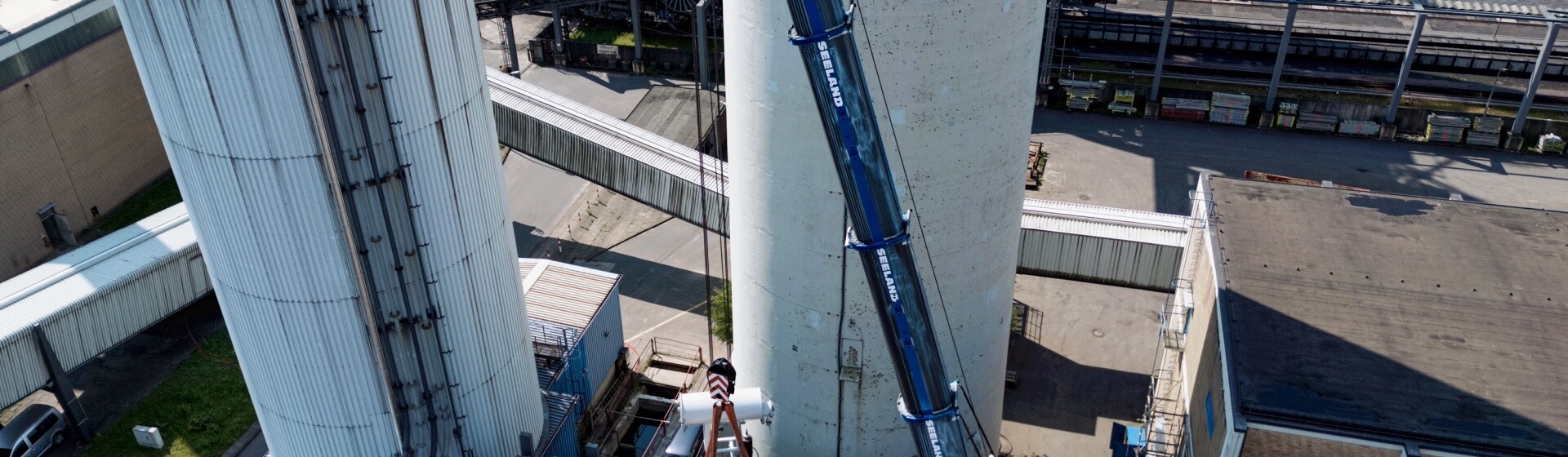 Gustav Seelands GMK5250XL-1 hob ein 4,5 Tonnen schweres Lüftungsgerät auf das Dach eines 27 Meter hohen Gebäudes in der Hamburger Innenstadt. Gustav-Seeland-sends-new-Grove-GMK5250XL-1-to-work-in-Hamburg-01.jpg