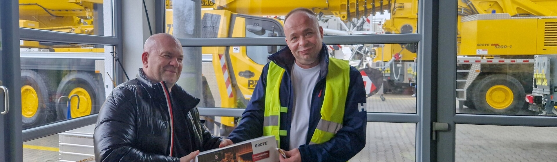 Mirosław Skwierz, owner of Dźwigaj, alongside crane operator Sławomir Włosek. Dzwigaj-in-Poland-grows-fleet-with-Grove-GMK6300L-1-acquisition-01.jpg