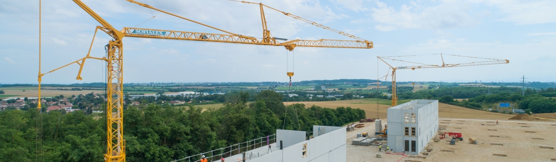 Costruzioni velocissime! Grazie alle gru automontanti Potain Igo T 130, lo specialista francese dei prefabbricati SOFIALEX ha costruito sei edifici in soli quattro mesi. SOFIALEX-completes-fast-track-build-with-Potain-Igo-T-130-cranes-1.jpg