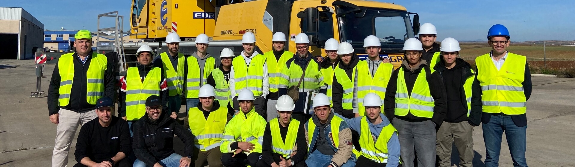 Estudiantes del IES Humanejos posan para una foto de grupo durante su visita a Manitowoc en España Spanish-students-discover-the-future-of-crane-technology-at-Manitowoc-01.jpg