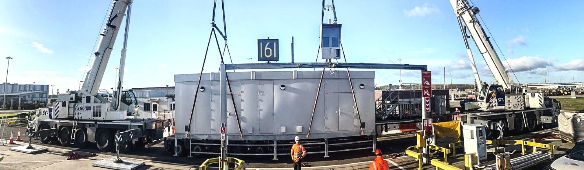 The two Grove GMK5150XL cranes lift a 22 t substation at London’s Gatwick Airport. Two-Grove-GMK5150XL-all-terrain-cranes-team-up-for-tandem-lift-at-UKs-Gatwick-Airport-1.jpg