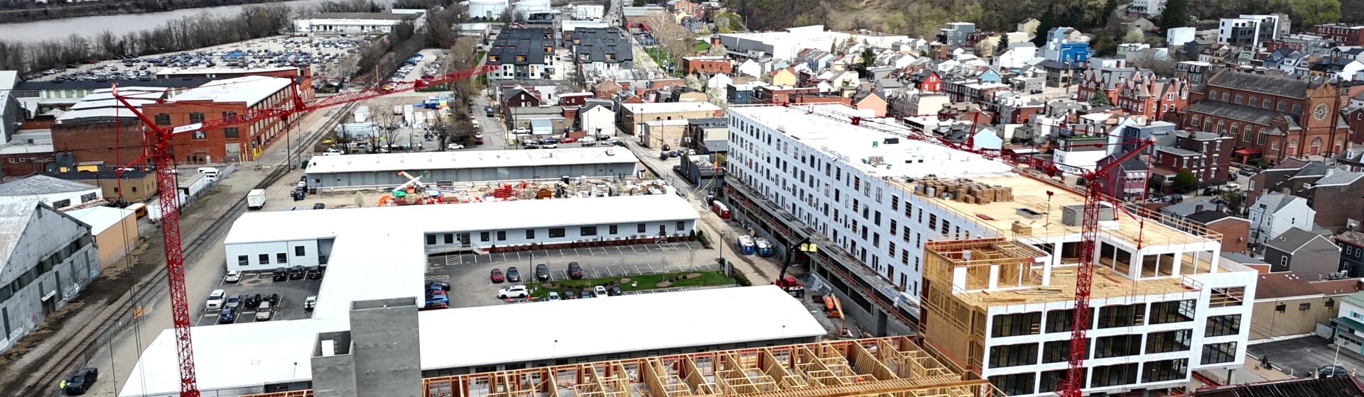 84-Lumber-uses-two-Potain-self-erecting-cranes-to-tackle-tight-space-apartment-build_01.jpg