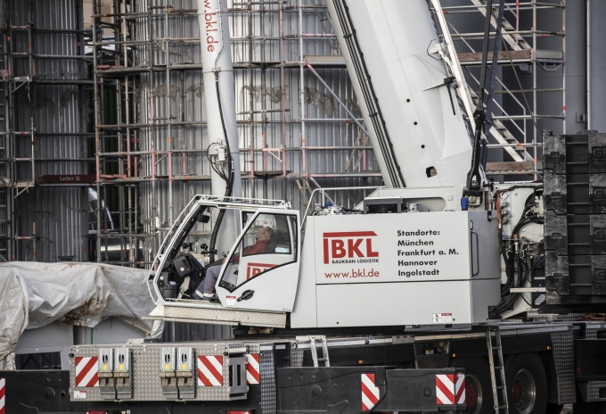 BKL’s Grove GMK6400 with MegaWingLift™ assisted in the construction of a heat storage system on the Ingelheimer Aue in Mainz, Germany (Picture 4) Boris-Golz-Fotografie-GmbH-2019--Grove-GMK6400-Einhub-Deckel-Wa╠êrmespeicher-Kranfahrer.jpg
