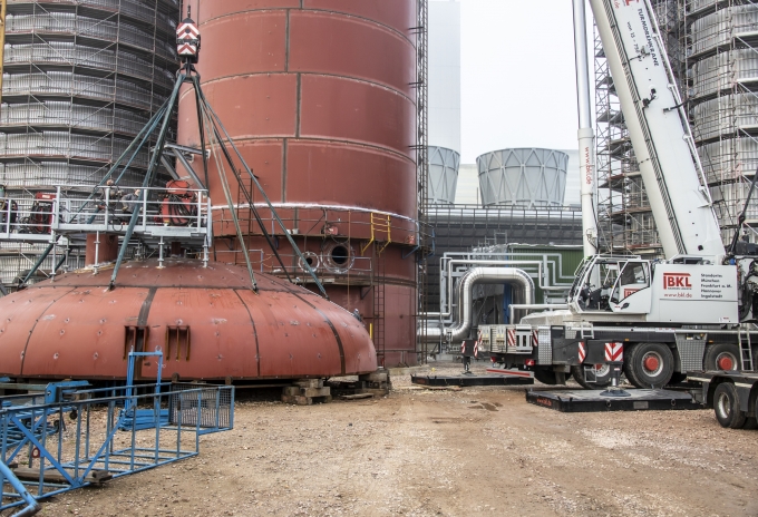 BKL’s Grove GMK6400 with MegaWingLift™ assisted in the construction of a heat storage system on the Ingelheimer Aue in Mainz, Germany (Picture 3) Boris-Golz-Fotografie-GmbH-2019-1-Grove-GMK6400-bei-Aufnahme-des-Deckels.jpg