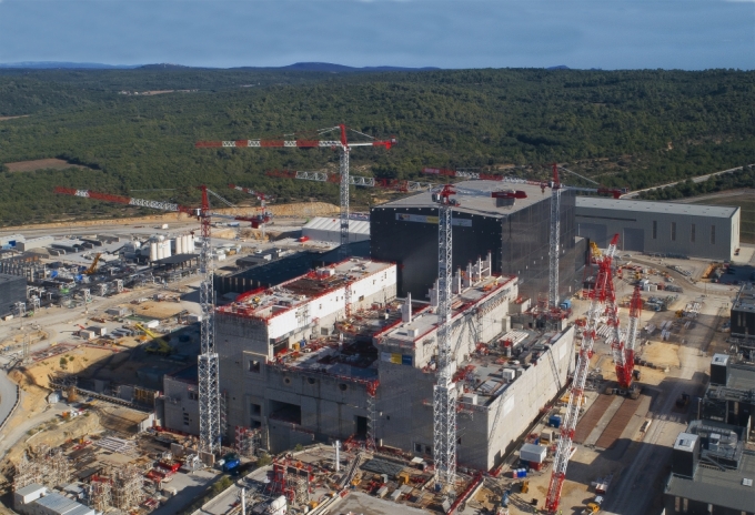 The Potain MDT 368, MD 560, MD 610 and MD 485 on the job to complete the main building after dismantling the MDT 308 in the central Bioshield.