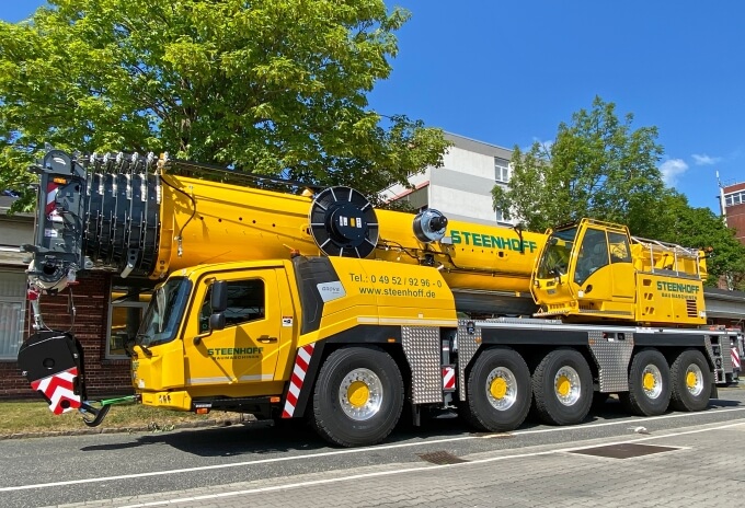 Der Grove GMK5250L-1 kurz vor seiner Fahrt vom Manitowoc Werk in Wilhelmshaven zu seiner ersten Baustelle in Bremen, um dort einen Potain MDT 222 Baukran mit 50 m Ausleger aufzubauen.