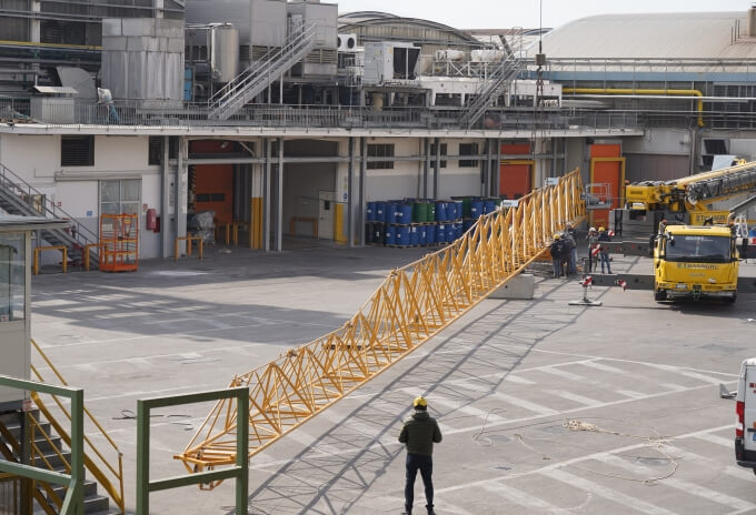 Largest-Grove-all-terrain-crane-assembles-Potain-tower-crane-for-roof-repairs-at-Italian-tomato-processing-plant-06.JPG