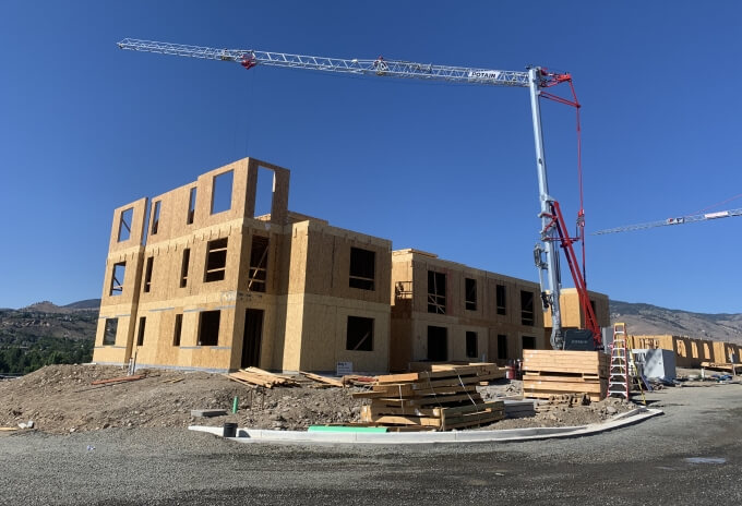 Potain-Hup-M-28-22-self-erecting-tower-crane-fast-tracks-apartment-project-in-Nevada-01.jpeg