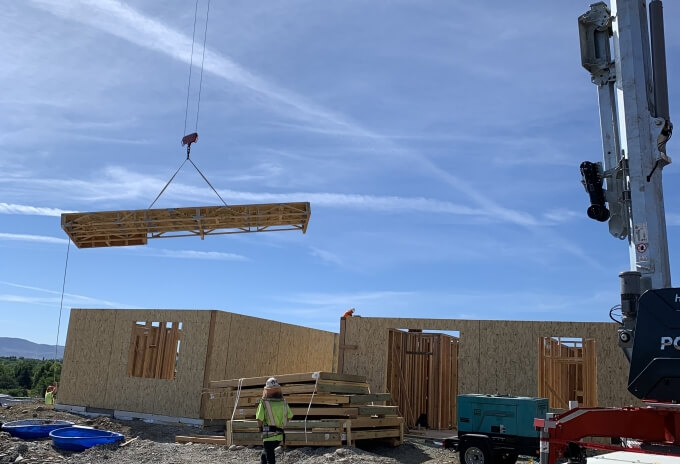 Potain Hup M 28-22 self-erecting tower crane fast-tracks apartment project in Nevada (Picture 3) Potain-Hup-M-28-22-self-erecting-tower-crane-fast-tracks-apartment-project-in-Nevada-03.jpg