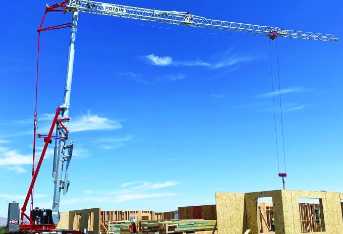 Potain-Hup-M-28-22-self-erecting-tower-crane-fast-tracks-apartment-project-in-Nevada-06.jpeg