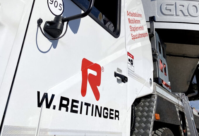 GMK3050-2-convinces-Austrian-equipment-rental-company-W-Reitinger-to-purchase-first-Grove-mobile-crane-2.JPG