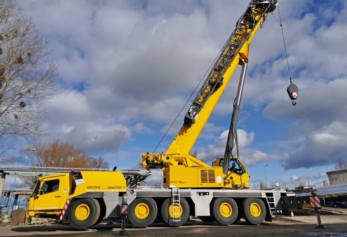The GMK5180-1 has a nominal load capacity of 180 t, 64 m of boom and a total tip height of 101 m. New-Grove-GMK5180-1-crane-deployed-for-modernization-works-at-Polish-oil-refinery-1.jpg