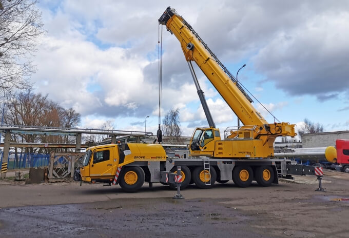 Hook blocks and a wear-resistant VIAB turbo retarder clutch work with the Mercedes-Benz transmission to ensure smooth starting and braking, and 30% lower diesel fuel consumption. New-Grove-GMK5180-1-crane-deployed-for-modernization-works-at-Polish-oil-refinery-2.jpg