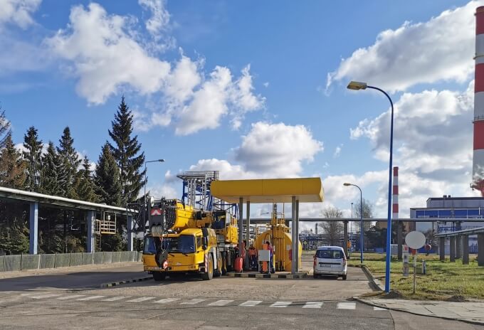 The Grove GMK5180-1 offers strong lifting capabilities in a compact format, making it ideal for use on the LOTOS refinery where space is limited. New-Grove-GMK5180-1-crane-deployed-for-modernization-works-at-Polish-oil-refinery-3.jpg