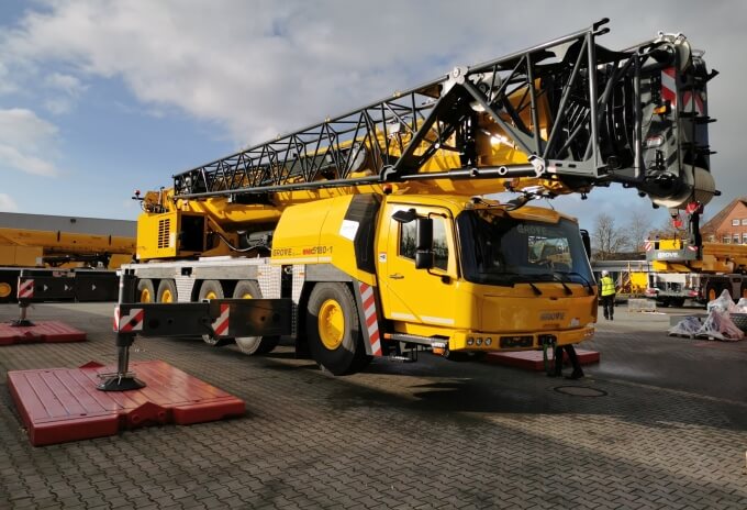 LOTOS Serwis’s Grove GMK5180-1 during the handover ceremony at the Manitowoc factory in Wilhelmshaven, Germany. New-Grove-GMK5180-1-crane-deployed-for-modernization-works-at-Polish-oil-refinery-4.jpg
