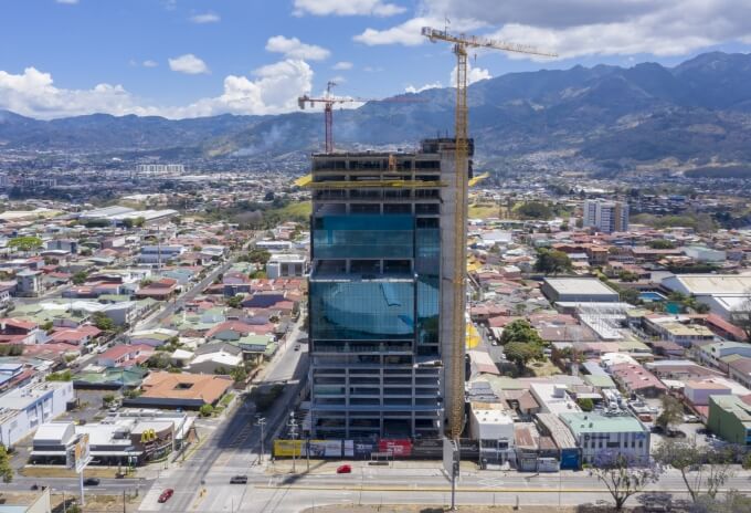 Grua Potain MCT 205 constrói um dos edifícios mais modernos da Costa Rica (1) Pair-of-Potain-tower-cranes-erect-one-of-the-most-advanced-buildings-in-Costa-Rica-01.jpg
