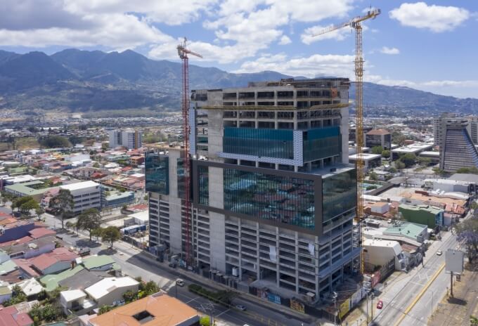 Grua Potain MCT 205 constrói um dos edifícios mais modernos da Costa Rica (2) Pair-of-Potain-tower-cranes-erect-one-of-the-most-advanced-buildings-in-Costa-Rica-02.jpg